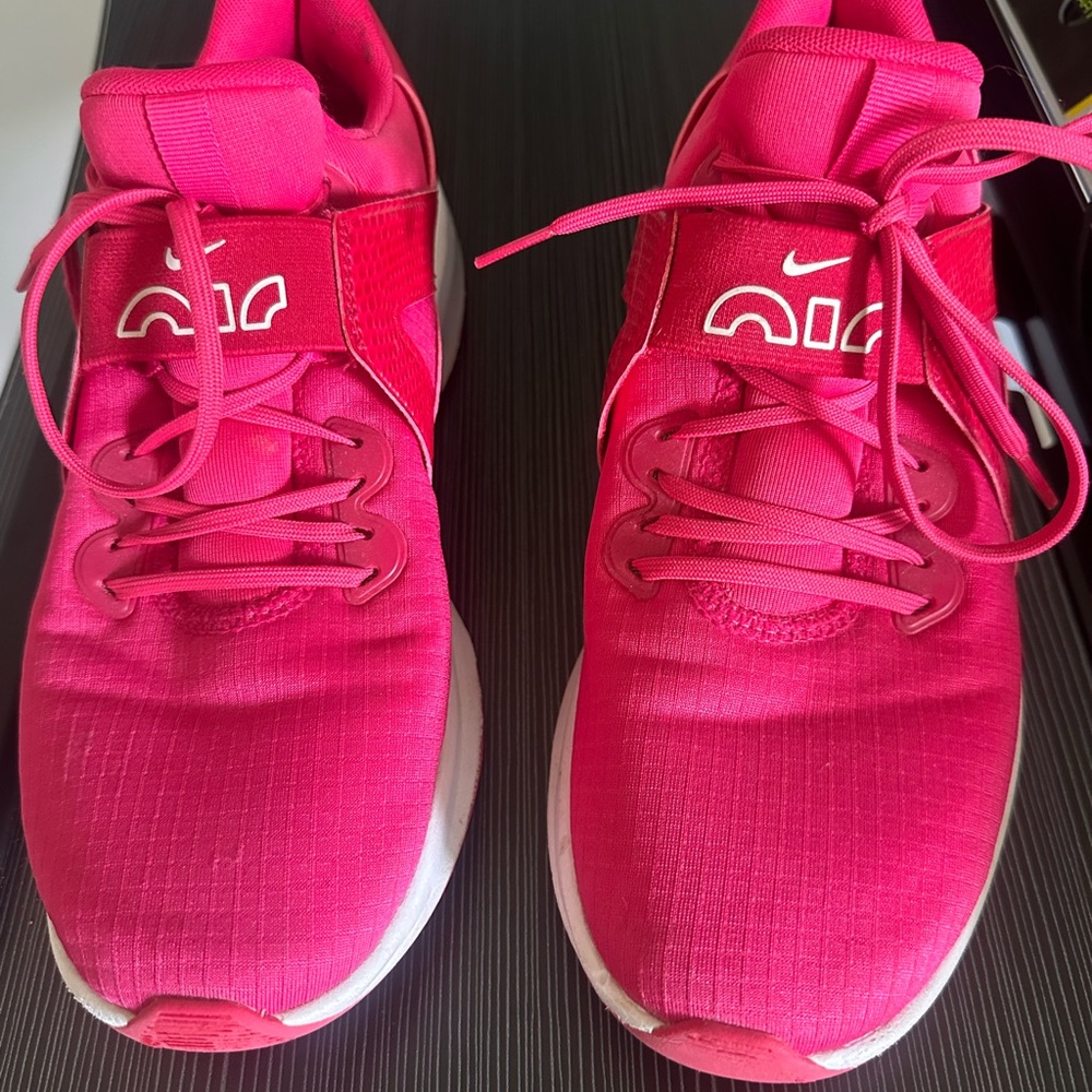 Nike Women's Fuchsia Athletic Shoes